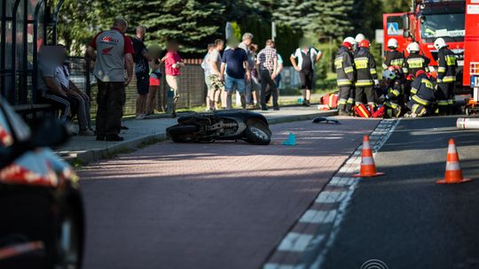 Dominikowice. Zderzenie skutera i osobówki. Jedna osoba ranna.