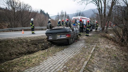 Ropica Górna: opel uderzył w betonowy przepust, dwie osoby ranne