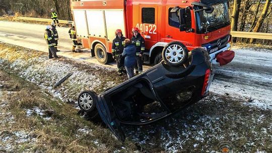 Szklanka na zjeździe z Kwiatonowic, samochód w rowie (AKTUALIZACJA)