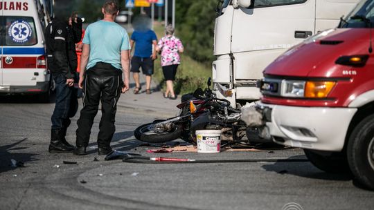 Ropa. Zderzenie motocykla z osobówką. Jedna osoba ranna.