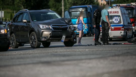 Ropa. Zderzenie motocykla z osobówką. Jedna osoba ranna.