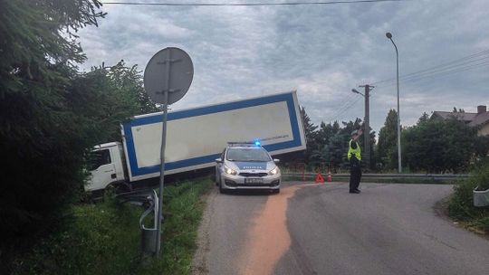 Kobylanka. Dostawczak „zaparkował” w rowie.