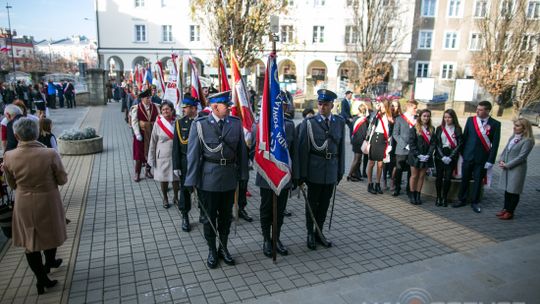 Gorlickie obchody 100. rocznicy odzyskania przez Polskę niepodległości. O godzinie 12.00 wybrzmiał hymn.