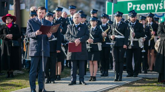 Gorlickie obchody 100. rocznicy odzyskania przez Polskę niepodległości. O godzinie 12.00 wybrzmiał hymn.