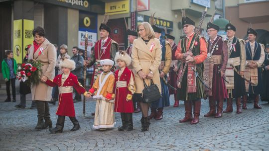 Gorlickie obchody 100. rocznicy odzyskania przez Polskę niepodległości. O godzinie 12.00 wybrzmiał hymn.