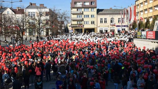 Na płycie Rynku powstała żywa flaga. Tak Gorlice świętują Niepodległość!