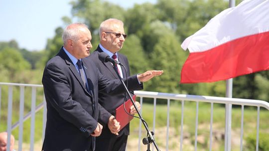 W lewo na Jankową, w prawo na Brzanę. Przez most.