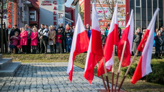 Gorlickie obchody 100. rocznicy odzyskania przez Polskę niepodległości. O godzinie 12.00 wybrzmiał hymn.