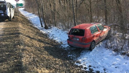 Duży volkswagen wyrzucił z drogi mniejszego AKTUALIZACJA