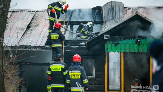 Spalił się dom w środku lasu, 5-osobowa rodzina bez dachu nad głową