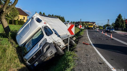 Zderzenie dostawczaka z osobówką