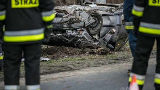 Ropica Górna: opel uderzył w betonowy przepust, dwie osoby ranne