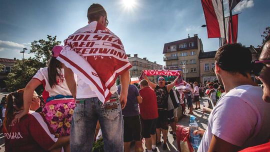 Na gorlickim Rynku zrobiło się biało-czerwono. Razem kibicujemy naszym! (ZDJĘCIA)