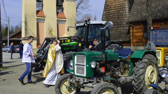 Binarowa: To prawdopodobnie jedyne takie miejsce w Polsce – rolnicy święcą tutaj ciągniki przed rozpoczęciem prac polowych