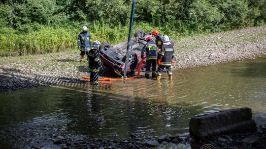 Siary. Samochód spadł z mostu na dach.