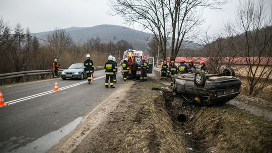 Ropica Górna: opel uderzył w betonowy przepust, dwie osoby ranne