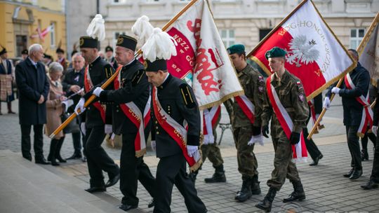 Gorlickie obchody 100. rocznicy odzyskania przez Polskę niepodległości. O godzinie 12.00 wybrzmiał hymn.