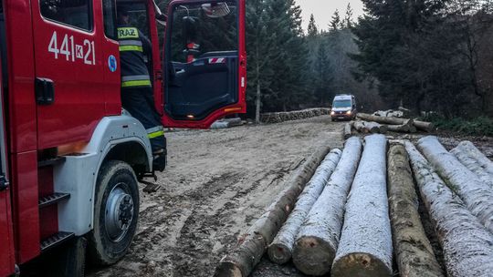 Z ratunkiem przez las do przygniecionego mężczyzny