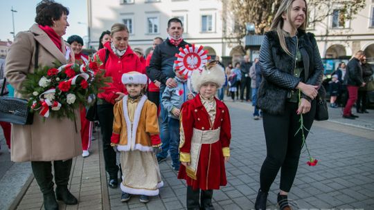 Gorlickie obchody 100. rocznicy odzyskania przez Polskę niepodległości. O godzinie 12.00 wybrzmiał hymn.