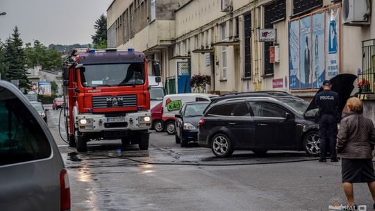 Pożar samochodu, kolizje i potrącenie pijanego