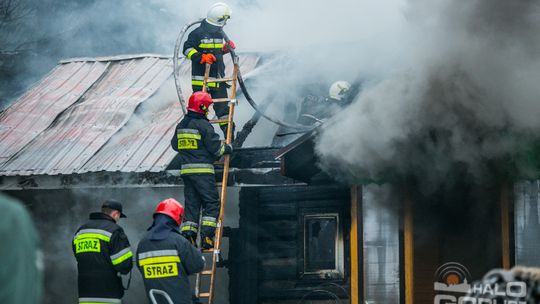 Spalił się dom w środku lasu, 5-osobowa rodzina bez dachu nad głową