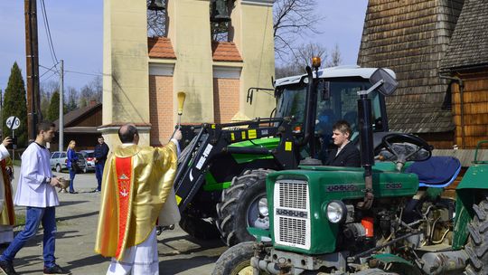 Binarowa: To prawdopodobnie jedyne takie miejsce w Polsce – rolnicy święcą tutaj ciągniki przed rozpoczęciem prac polowych