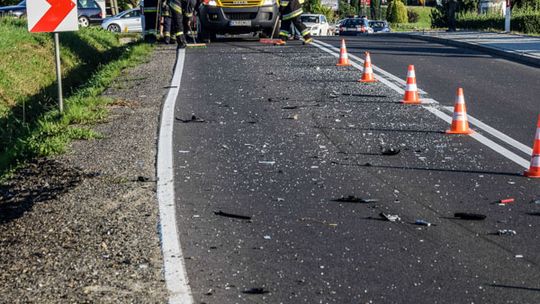 Zderzenie dostawczaka z osobówką