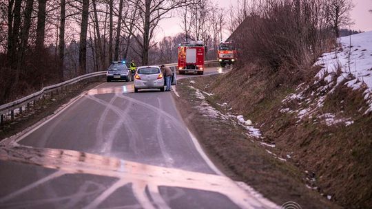 Błoto na drodze, opel na dachu