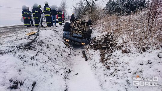 Groźne dachowanie w Bednarce