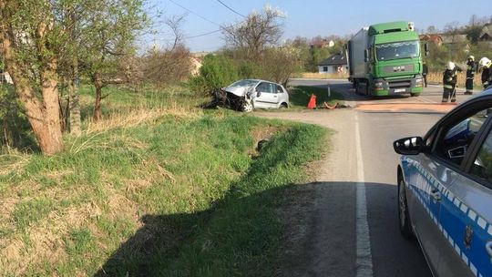 Droga była całkowicie zablokowana – zderzenie osobówki i samochodu ciężarowego na granicy Biecza i Binarowej.