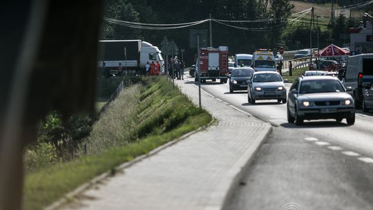 Ropa. Zderzenie motocykla z osobówką. Jedna osoba ranna.