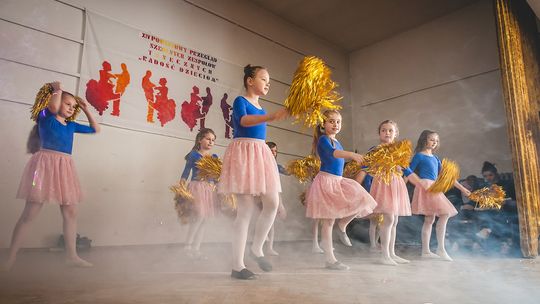 Szkolne zespoły taneczne z Gorlickiego wystąpiły na jednej scenie. Podsumowanie przeglądu „Radość Dzieciom”.