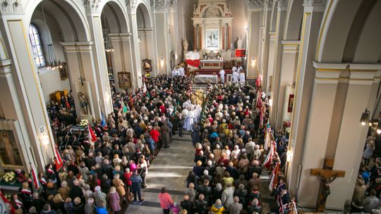 Gorlickie obchody 100. rocznicy odzyskania przez Polskę niepodległości. O godzinie 12.00 wybrzmiał hymn.