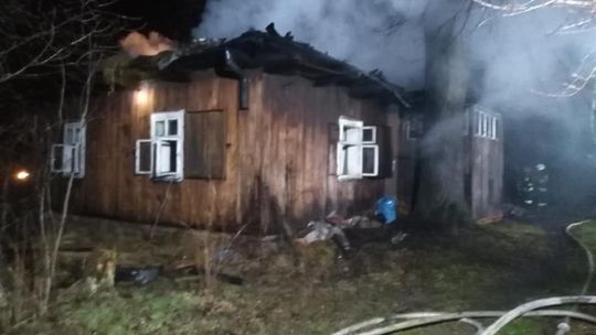 Pożar w Kobylance. Jedna osoba została wyniesiona z płonącego budynku [ZDJĘCIA]