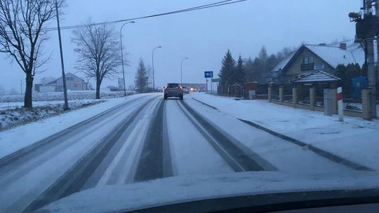Intensywne opady śniegu i zamiecie śnieżne. Trudne warunki na drogach Gorlickiego. [ZDJĘCIA]