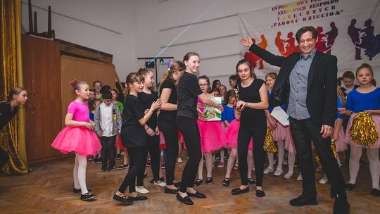 Szkolne zespoły taneczne z Gorlickiego wystąpiły na jednej scenie. Podsumowanie przeglądu „Radość Dzieciom”.