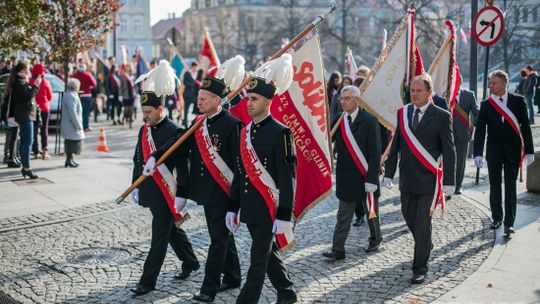 Gorlickie obchody 100. rocznicy odzyskania przez Polskę niepodległości. O godzinie 12.00 wybrzmiał hymn.