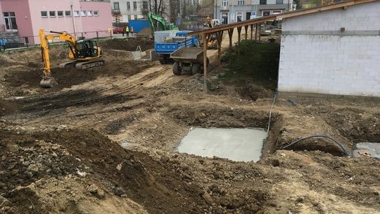 Wylewają beton pod fundamenty przyszłej galerii. Jak duży będzie budynek?