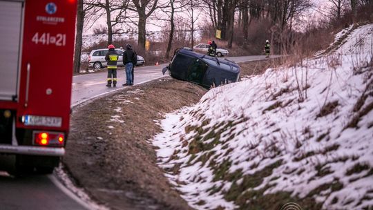 Błoto na drodze, opel na dachu