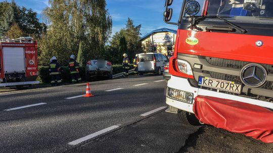 Ropica Polska. Volvo przełamało bariery zabezpieczające.