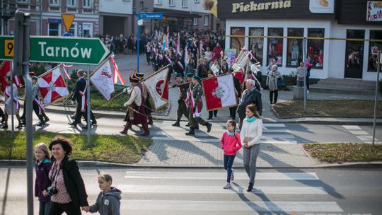 Gorlickie obchody 100. rocznicy odzyskania przez Polskę niepodległości. O godzinie 12.00 wybrzmiał hymn.