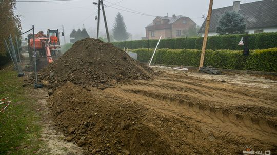 Praca na budowie wre, ale woda „podchodzi”