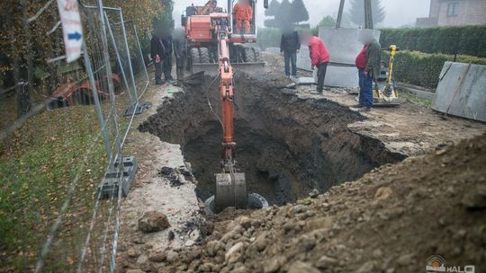 Praca na budowie wre, ale woda „podchodzi”