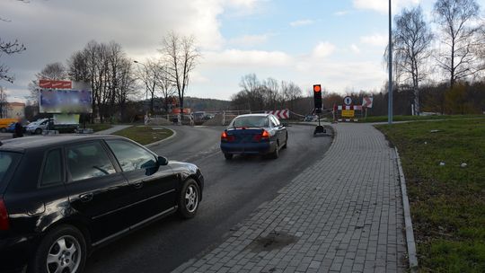 Rozsypane kamienie uszkadzają szyby aut