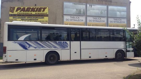 Osobówka kontra autobus. Uderzenie było tak silne, że w volkswagenie złamał się fotel.