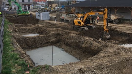 Wylewają beton pod fundamenty przyszłej galerii. Jak duży będzie budynek?