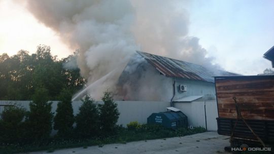 Ropica Górna. Pożar zabudowań. Na miejscu kilka zastępów straży pożarnej.