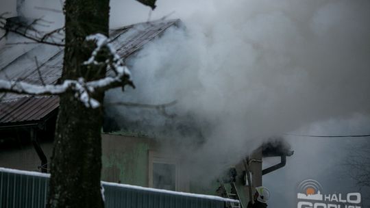 Spalił się dom w środku lasu, 5-osobowa rodzina bez dachu nad głową