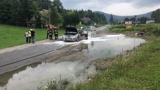 Pożar samochodu osobowego w Ropie. Pojazd spłonął doszczętnie. AKTUALIZACJA