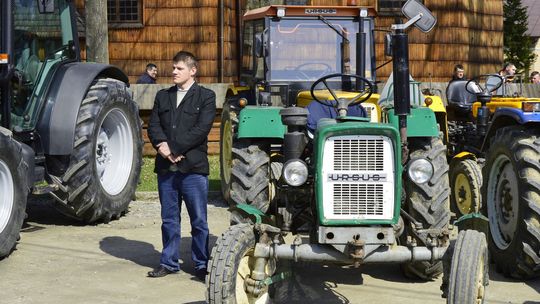 Binarowa: To prawdopodobnie jedyne takie miejsce w Polsce – rolnicy święcą tutaj ciągniki przed rozpoczęciem prac polowych